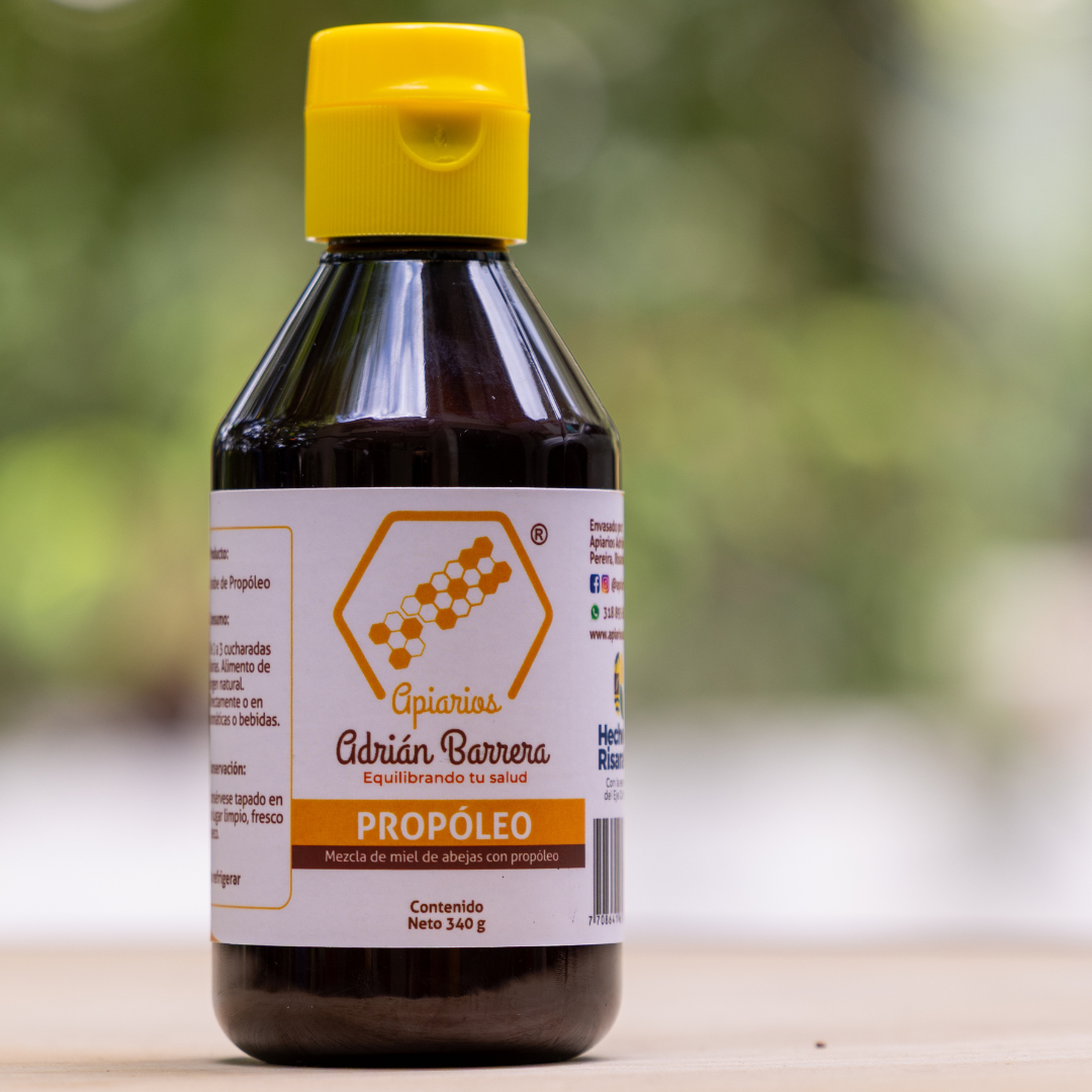 Botella de propóleo con miel de 340 g de Apiarios Adrián Barrera, con tapa amarilla.